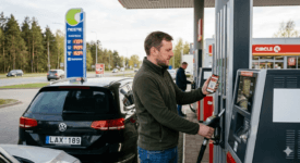 Degalinių akcijos: Kaip sumaniai sutaupyti kiekvieną kartą pilant kurą?