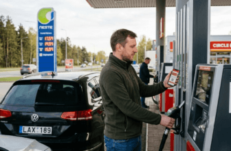 Degalinių akcijos: Kaip sumaniai sutaupyti kiekvieną kartą pilant kurą?