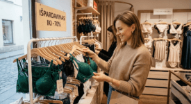 Iš karto rodyti turinį Eiti prie įrankių juostos Apie WordPress Nuolaidų kodai, akcijos, kuponai 4Galimi 4 atnaujinimai 4Moderuojami 4 komentarai Naujas Sveiki, akcijoskuponai.lt Pridėti įrašą Keisti bloko tipą ar stilių Blokas Kodas yra pačiame turinio viršuje, todėl jis negali būti perkeltas aukštyn Perkelti bloką Kodas iš pozicijos 1 žemyn iki pozicijos 2 Pakeisti lygiavimą Rodo daugiau blokų įrankių ﻿ Apatinis trikotažas: kaip išpardavimas gali tapti jūsų stiliaus ir pasitikėjimo savimi paslaptimi Kiekviena moteris žino tą ypatingą jausmą, kai ryte apsivelka tobulai gulantį, prabangų ir švelnų apatinį trikotažą. Tai nėra tik aprangos detalė, kurią mato tik jūs (arba jūsų artimiausias žmogus). Tai vidinio pasitikėjimo pamatas, suteikiantis eisenai grakštumo, o nuotaikai – pakylėtumo. Tačiau kokybiškas, išskirtinio dizaino apatinis trikotažas dažnai reikalauja nemenkų investicijų. Būtent todėl apatinis trikotažas išpardavimas yra ta frazė, kurią išgirdusios mados gurmanės suklūsta. Tai galimybė įsigyti aukščiausios klasės gaminius už prieinamą kainą, neaukojant kokybės vardan taupymo. Šiame išsamiame gide aptarsime, kaip išnaudoti išpardavimus savo naudai, į kokias medžiagas verta investuoti, kaip nesuklysti renkantis dydį internetu ir kaip prižiūrėti savo pirkinius, kad jie džiugintų ne vieną sezoną. Taip pat pasidalinsime paslaptimis, kurios padės jums visada atrodyti nepriekaištingai. Kodėl verta laukti apatinio trikotažo išpardavimų? Apatinis trikotažas yra viena iš tų prekių kategorijų, kurioje kokybė tiesiogiai koreliuoja su kaina. Naudojami brangūs nėriniai, natūralus šilkas, inovatyvūs mikropluoštai ir sudėtingos konstrukcijos, užtikrinančios krūtinės prilaikymą, kainuoja daug. Išpardavimų metu galite įsigyti prekių ženklų, tokių kaip „Triumph“, „Intimissimi“, „Etam“ ar net aukštosios mados „La Perla“ gaminių su 30 %, 50 % ar net 70 % nuolaida. Be finansinės naudos, išpardavimai leidžia paeksperimentuoti. Jei paprastai renkatės tik saugią juodą ar kūno spalvą, nuolaidų metu galite drąsiau į krepšelį įsidėti ryškią smaragdinę liemenėlę ar drąsaus dizaino naktinukus, kurių pilna kaina jums atrodė per didelė rizikai. Kada ieškoti geriausių pasiūlymų? Sezoniniai išpardavimai: Sausio mėnuo (pošventinis laikotarpis) ir liepa yra patys dėkingiausi mėnesiai, kai keičiamos kolekcijos. Juodasis penktadienis (Black Friday): Lapkričio pabaigoje nuolaidos pasiekia piką tiek fizinėse, tiek internetinėse parduotuvėse. Vidurio sezono nuolaidos: Dažnai vyksta pavasario viduryje ar rudens pradžioje, siekiant atlaisvinti vietos sandėliuose. Išskirtinės progos: Prieš Valentino dieną ar moters dieną dažnai taikomos nuolaidos komplektams. Medžiagos, į kurias verta investuoti Kai matote užrašą apatinis trikotažas išpardavimas, pirmiausia žiūrėkite ne į nuolaidos dydį, o į gaminio sudėtį. Apatiniai liečiasi su jautriausia kūno oda, todėl sintetiniai, „nekvėpuojantys“ audiniai gali sukelti diskomfortą ar net alergines reakcijas. Natūralus šilkas – prabangos viršūnė Šilkas yra termoreguliacinis audinis: vasarą jis vėsina, o žiemą šildo. Išpardavimo metu šilkiniai naktinukai ar chalatai yra geriausia investicija. Tai ilgaamžis audinis, kuris, tinkamai prižiūrimas, tarnauja dešimtmečius. Jei radote šilkinį apatinį trikotažą su nuolaida – nedvejokite. Medvilnė ir modalas – kasdieniam komfortui Kasdienai nieko nėra geriau už aukštos kokybės medvilnę arba modalą (natūralų pluoštą, gaminamą iš buko medienos). Modalas yra dar švelnesnis už medvilnę, jis nesitraukia ir neblunka po daugybės skalbimų. Tai idealus pasirinkimas kelnaitėms ir bazinėms liemenėlėms. Nėriniai: prancūziškas Leavers vs. masinė gamyba Tikri prancūziški nėriniai yra minkšti, jie „negraužia“ odos ir yra labai elastingi. Išpardavimų metu ieškokite kokybiškų nėrinių, kurie neturi pigaus blizgesio. Kokybiškas nėriniuotas apatinis trikotažas net ir po skalbimo išlaiko savo formą. Kaip išsirinkti tinkamą dydį perkant internetu? Didžiausia baimė perkant per išpardavimus internetu – netinkamas dydis. Kadangi apatinis trikotažas dažnai yra negrąžinama prekė (dėl higienos sumetimų, nors taisyklės skiriasi priklausomai nuo parduotuvės), matavimas yra kritinis žingsnis. Liemenėlės matavimo formulė 1. Apimtis po krūtine: Iškvėpkite ir glaudžiai apjuoskite metru sritį tiesiai po krūtine. Jei gautas skaičius yra, pavyzdžiui, 78 cm, jūsų dydis greičiausiai bus 80 (apvalinama artimiausio penketo link, bet liemenėlės dažnai šiek tiek tempiasi). 2. Apimtis per plačiausią krūtinės vietą: Laisvai apjuoskite metru krūtinę. Skirtumas tarp šio skaičiaus ir apimties po krūtine nurodo kaušelio dydį (A, B, C, D ir t.t.). Patarimas: Skirtingų gamintojų dydžių lentelės gali skirtis. Visada patikrinkite konkretaus prekės ženklo svetainėje pateiktą gidą. Jei esate tarp dviejų dydžių, dažniausiai geriau rinktis šiek tiek didesnį kaušelį arba mažesnę apimtį su prailginimu. Sezono tendencijos: ką griebti iš lentynų? Išpardavimas yra puikus laikas atnaujinti garderobą pagal naujausias mados tendencijas. Šiuo metu dominuoja kelios kryptys: „Bralette“ tipo liemenėlės: Be lankelių, minkštos, dažnai gausiai dekoruotos nėriniais. Jos idealiai tinka dėvėti po švarkais ar šiek tiek prasegtais marškiniais. Aukšto liemens kelnaitės: Retro stilius sugrįžo su trenksmu. Jos ne tik atrodo stilingai, bet ir švelniai formuoja pilvuką, suteikdamos komforto jausmą. Žemės tonai ir pastelė: Nors juoda ir raudona yra klasika, dabar itin madingos šalavijų, degto molio, pistacijų ir švelnios alyvinės spalvos. Besiuvis trikotažas: „Invisible“ linijos yra būtinos po prigludusiomis suknelėmis ar tamprėmis. Per išpardavimus tokių bazinių modelių verta nusipirkti atsargai. Gudrybės, kaip rasti geriausius pasiūlymus Profesionalūs pirkėjai nenaudoja tik paieškos „apatinis trikotažas išpardavimas“. Jie turi savo strategiją: 1. Prenumeruokite naujienlaiškius: Dažnai didžiausios nuolaidos pirmiausia pasiekia lojalius klientus. Be to, užsiregistravę galite gauti papildomą 10-15 % nuolaidos kodą pirmam pirkiniui. 2. Naudokite filtravimą: Internetinėse parduotuvėse iškart nustatykite savo dydžio filtrą. Nėra nieko liūdniau, nei rasti svajonių komplektą su 80 % nuolaida ir pamatyti, kad liko tik XS dydis, kai jums reikia L. 3. Tikrinkite „Outlet“ skiltis: Daugelis parduotuvių turi nuolatines išpardavimo skiltis, kuriose prekės atsiduria ne sezono metu. Specialus pasiūlymas jums: Ieškodami nuolaidų, išbandykite šiuos promo kodus populiariausiose Lietuvos e-parduotuvėse (pavyzdžiai): APATINIAI20 – papildoma 20 % nuolaida visoms liemenėlėms. STILIUS15 – 15 % nuolaida naujai kolekcijai. NAKTIS – nemokamas pristatymas perkant naktinį trikotažą. Priežiūra: kaip išlaikyti pirkinių grožį? Nusipirkus kokybišką daiktą pigiau, norisi, kad jis tarnautų ilgai. Apatinis trikotažas yra subtilus, todėl skalbimo mašina yra didžiausias jo priešas, jei nenaudojate tinkamų priemonių. Pagrindinės taisyklės: Skalbimas rankomis: Ypač šilkui ir liemenėlėms su lankeliais. Naudokite drungną vandenį ir specialų skystą skalbiklį šilkui ar vilnai. Skalbimo maišeliai: Jei visgi skalbiate mašina, būtinai dėkite apatinius į specialius tinklinius maišelius. Tai apsaugo nėrinius nuo suplyšimo, o lankelius – nuo išlindimo. Jokio džiovinimo džiovyklėje: Karštis suardo elastaną, todėl apatiniai praranda formą ir tamprumą. Džiovinkite patiesę horizontaliai ant rankšluosčio. Venkite minkštiklių: Jie gali „užkimšti“ audinio pluoštą, todėl apatiniai praranda savo gebėjimą kvėpuoti. Psichologinis aspektas: kodėl tai svarbu? Daugelis moterų taupo apatiniams, galvodamos: „Juk vis tiek niekas nemato“. Tačiau tai klaidingas požiūris. Mokslininkai pastebėjo fenomeną, vadinamą „aprangos kognicija“ (angl. enclothed cognition). Tai reiškia, kad drabužiai, kuriuos dėvime, tiesiogiai veikia mūsų psichologinę būseną ir elgesį. Dėvėdama gražų, prabangų komplektą, moteris jaučiasi vertingesnė, labiau pasitikinti savimi, jos nugara savaime išsitiesia. Apatinis trikotažas išpardavimas suteikia galimybę šį jausmą patirti kasdien, o ne tik ypatingomis progomis. Tai investicija į jūsų emocinę sveikatą ir savivertę. Išvados Apatinio trikotažo išpardavimai yra puikus laikas sumaniai atnaujinti savo stalčių turinį. Svarbiausia – nepasiduoti impulsyviam pirkimui ir ieškoti kokybės. Rinkitės natūralius audinius, žinokite savo tikslius matmenis ir nebijokite pasinaudoti nuolaidų kodais. Atminkite, kad geriausias apatinis trikotažas yra tas, kurį užsidėjus pamirštate, jog jį dėvite, bet jaučiatės tarsi karalienė. Nesvarbu, ar tai būtų kasdienė medvilninė liemenėlė, ar gundantis nėriniuotas komplektas vakarui – kiekvienas pirkinys išpardavimo metu gali tapti jūsų maža paslaptimi, suteikiančia jėgų užkariauti pasaulį. Tad stebėkite nuolaidas, lyginkite kainas ir leiskite sau šiek tiek prabangos, kurios nusipelnėte. Ar jau pasiruošėte kitam didžiajam išpardavimui? Peržiūrėkite savo kolekciją šiandien, atsirinkite tai, kas jau nusidėvėjo, ir susidarykite norų sąrašą. Taip sutaupysite ne tik pinigų, bet ir laiko, o jūsų spinta prisipildys tikrai vertingų ir džiuginančių pirkinių. Sėkmingos medžioklės ir nepamirštamo pasitikėjimo savimi!``` apatinis trikotažas, išpardavimas, nuolaidos apatiniams, liemenėlės, kelnaitės, naktiniai, šilkinis apatinis trikotažas, Triumph išpardavimas, kokybiškas trikotažas, moteriškas apatinis trikotažas, apatinis trikotažas internetu, pigus apatinis trikotažas, prabangus apatinis trikotažas Drabužiai avalynė Kodas Rodykite kodo ištraukas, kurios išlaiko Jūsų tarpus ir pozicijas. Spalva Tipografija Šrifto dydis Dimensijos Visi nustatymai šiuo metu paslėpti Kodas Pranešimai Pridėta: Žyma - Nuolaidų kodai, akcijos, kuponai