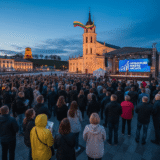 Katedros Aikštė: Kai Tautos Vėliava Susitinka su Geriausiomis Miesto Akcijomis